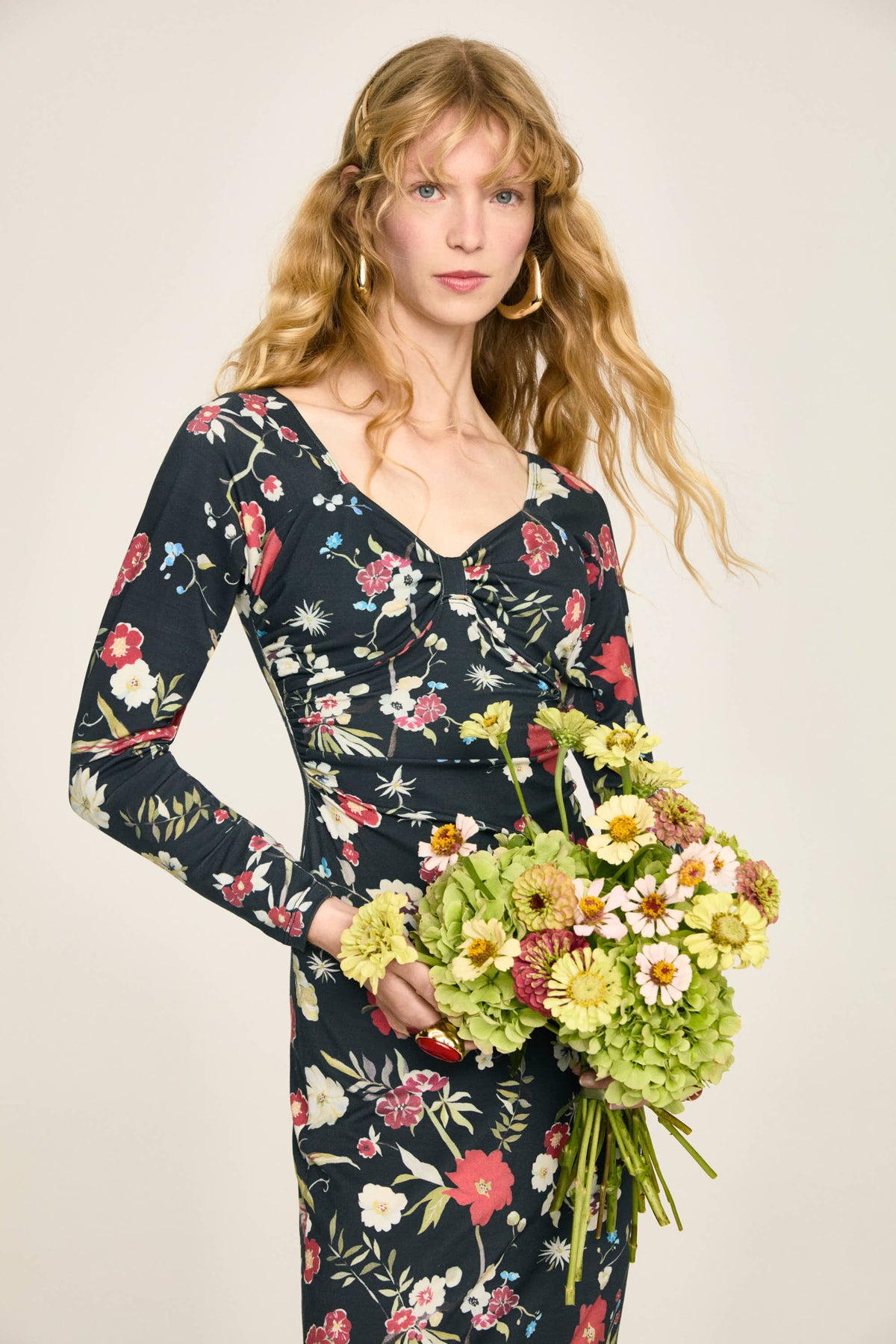 Robe Aurore Nero en plan taille, décolleté cœur et bouquet de fleurs jaunes et vertes