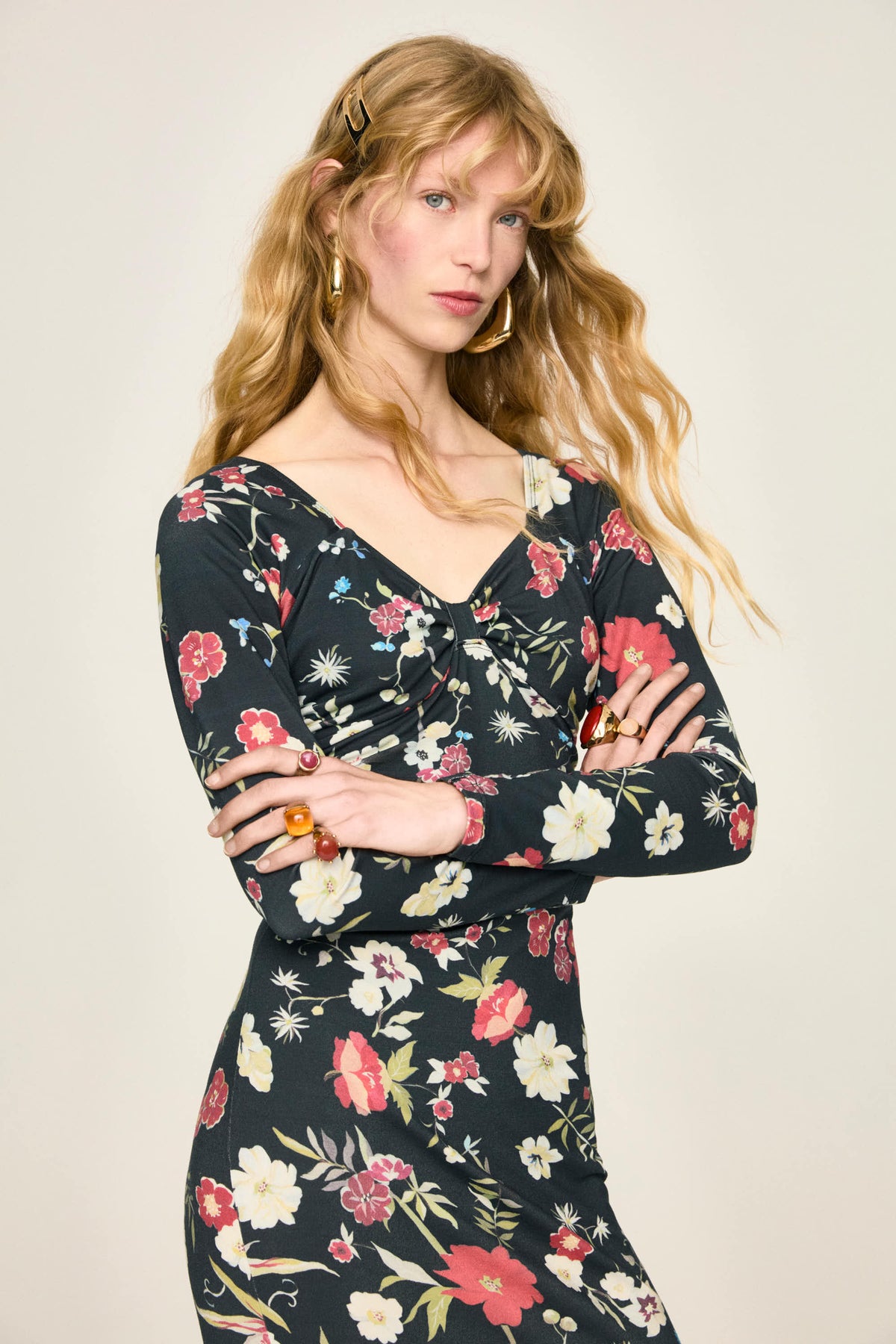 Robe midi Aurore Nero, bras croisés et nœud froncé sur la poitrine