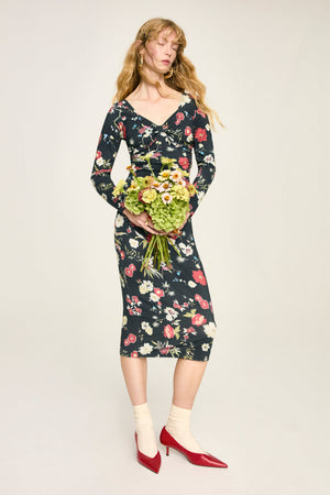 Robe midi Aurore Nero, en pied avec un bouquet de fleurs