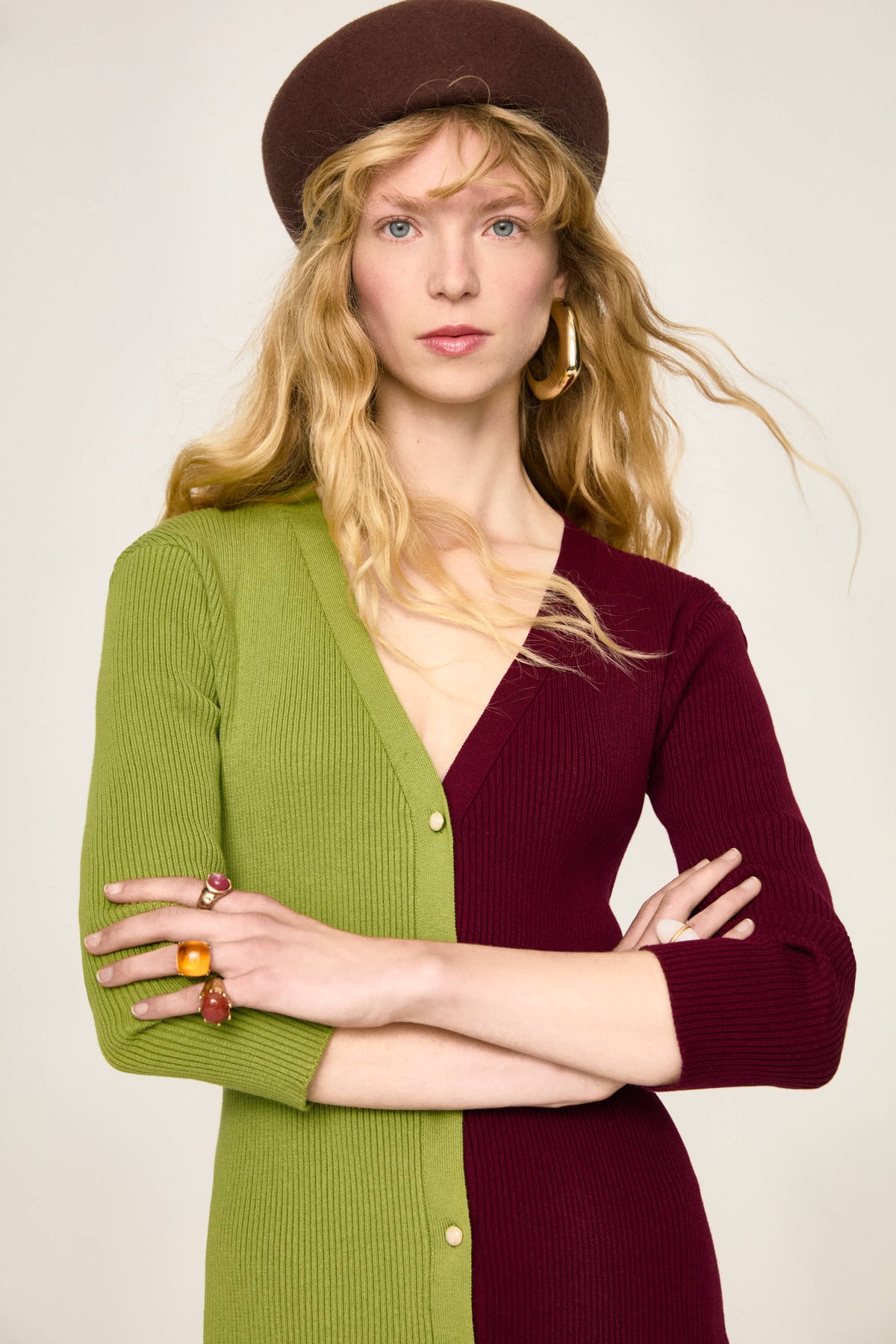 Didi Mirto dress, half-length view: V-neck and mother-of-pearl buttons, half green and half burgundy