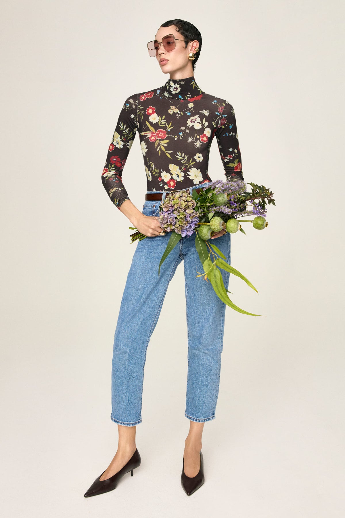 Céleste Testa di moro bodysuit, full-length view with jeans and a bouquet of flowers