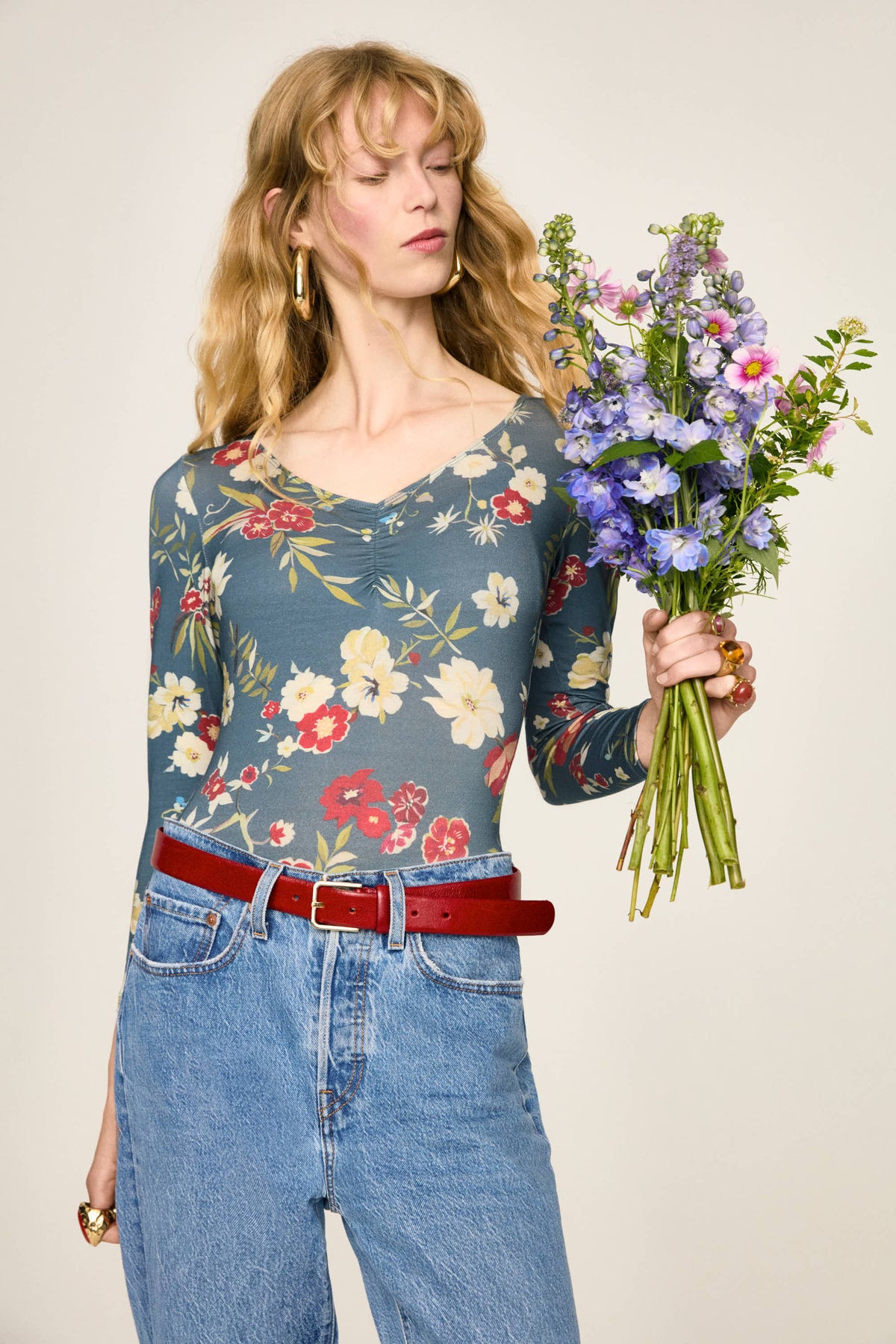 Body Lune Avio portato con i jeans e un mazzo di fiori viola