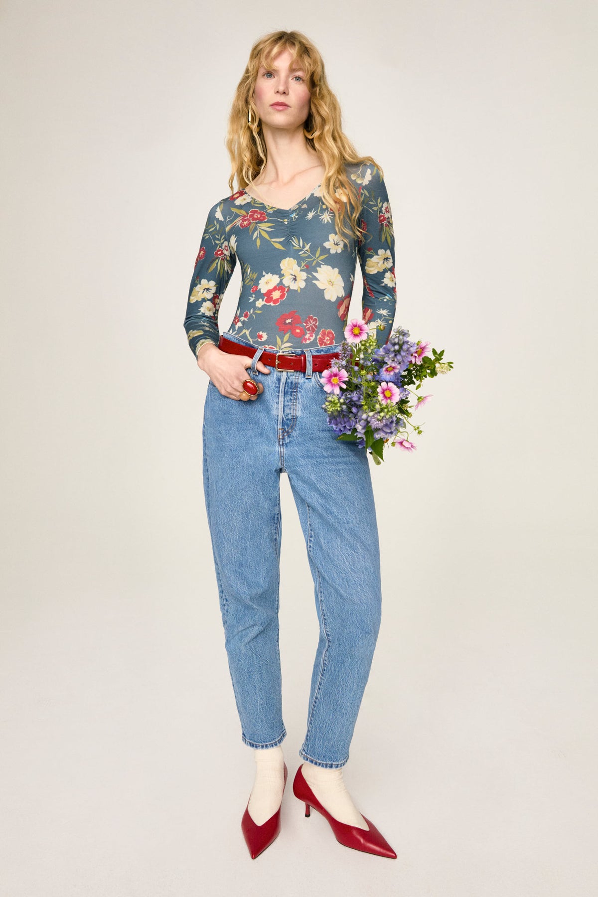 Body Lune Avio, figura intera con jeans e cintura rossa