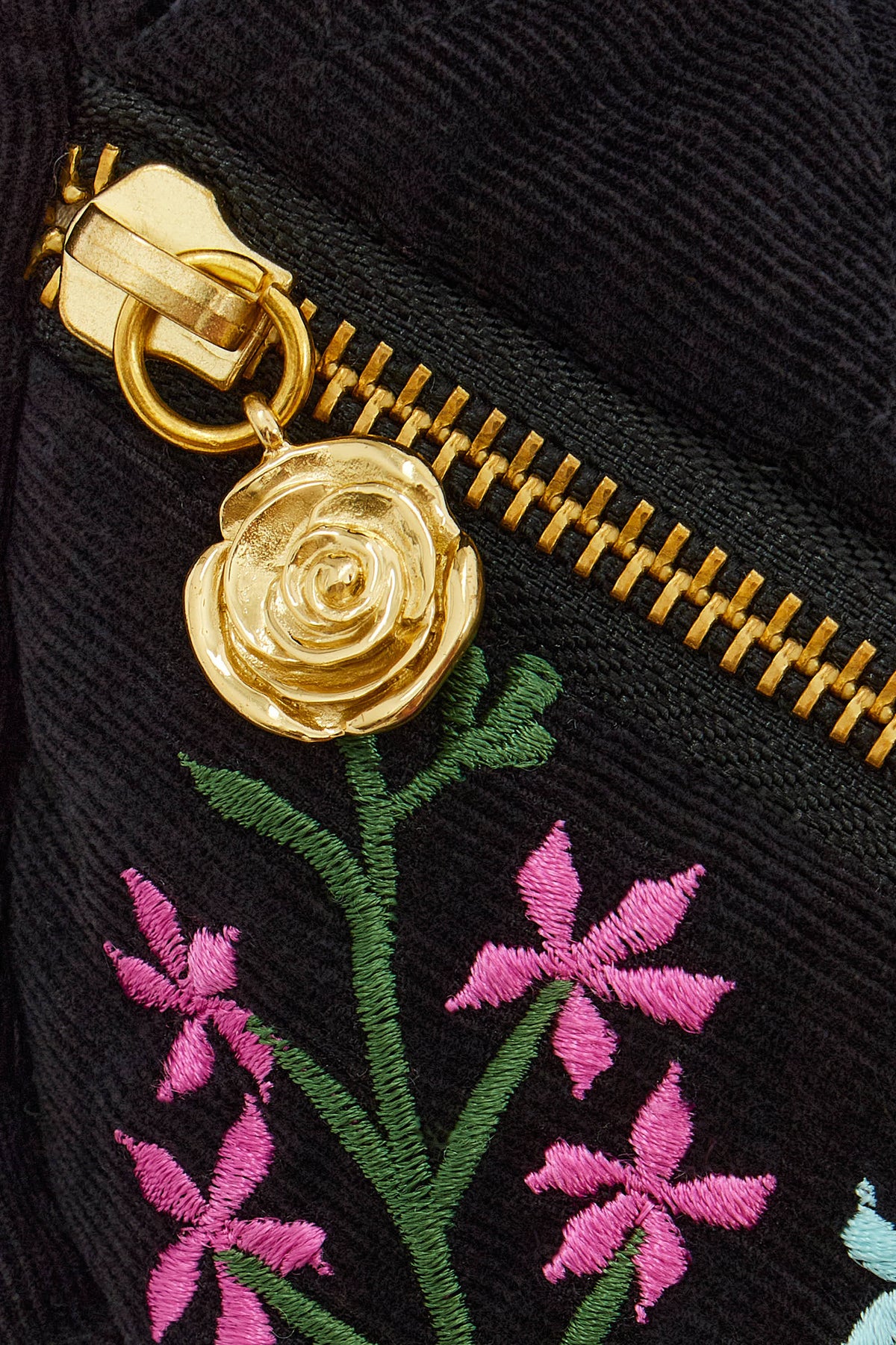 Dettaglio del tirazip a forma di rosa dorata sulla zip della borsa Ninfa Ebano