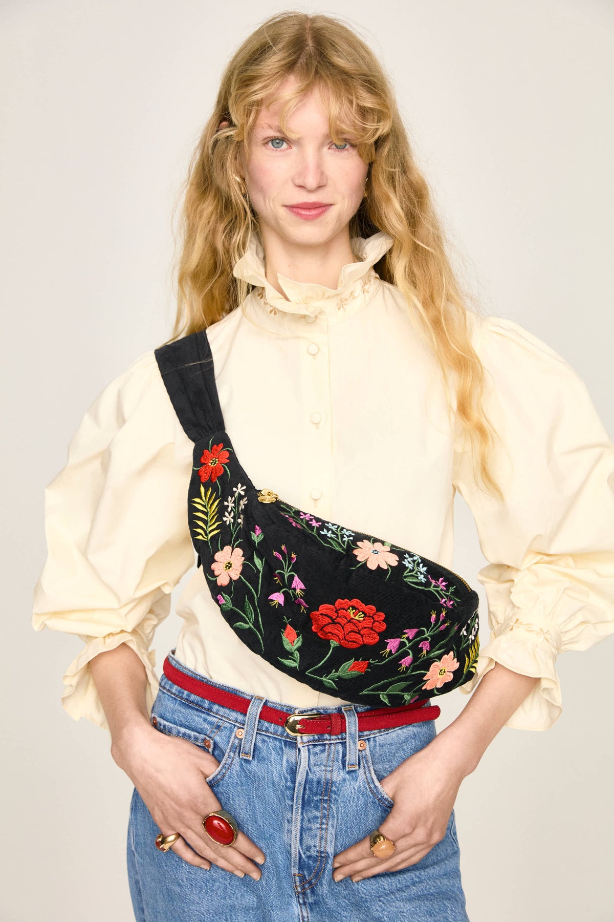 Borsa Ninfa in velluto nero ricamato a fiori di Ika Jane, con tirazip a rosa dorata