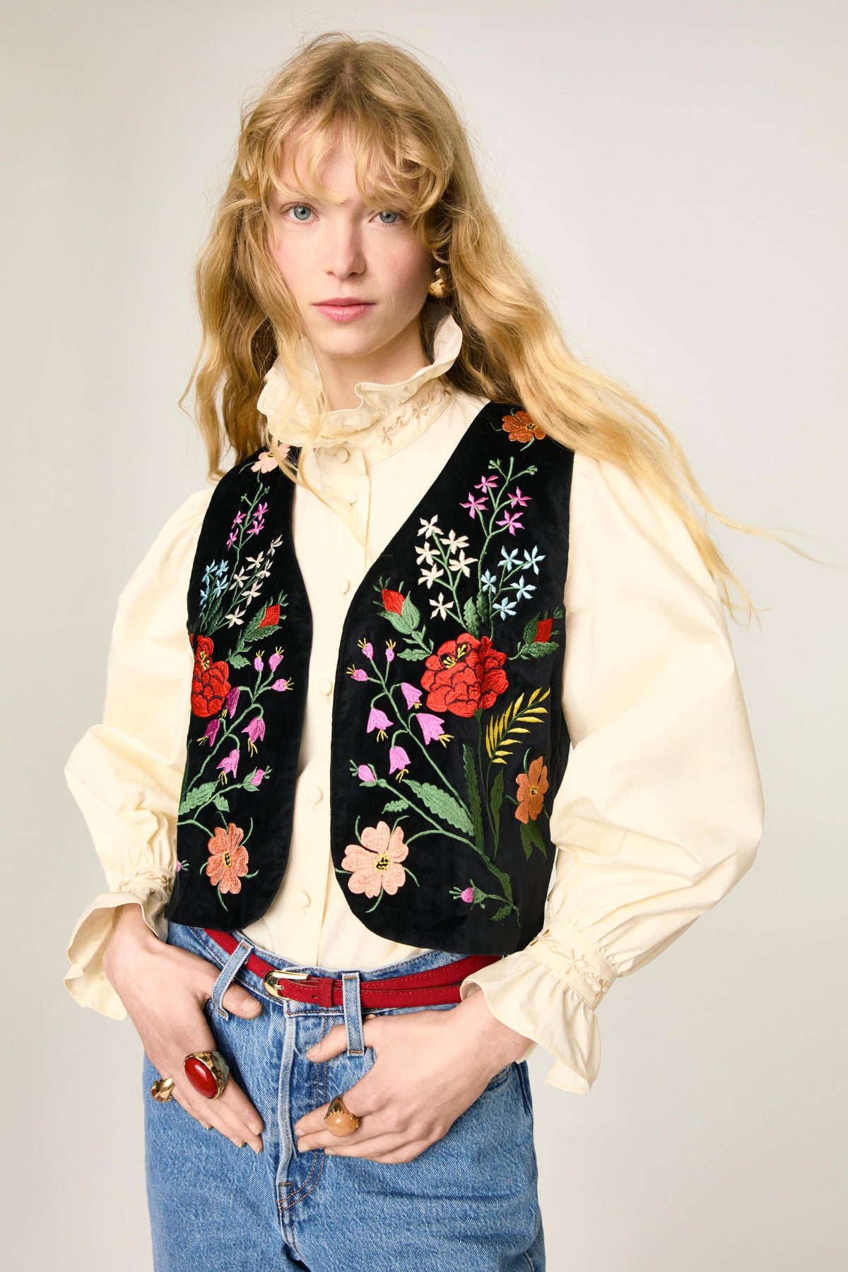 Chemise Sibel Crema sous le gilet brodé Carmen, avec un jean