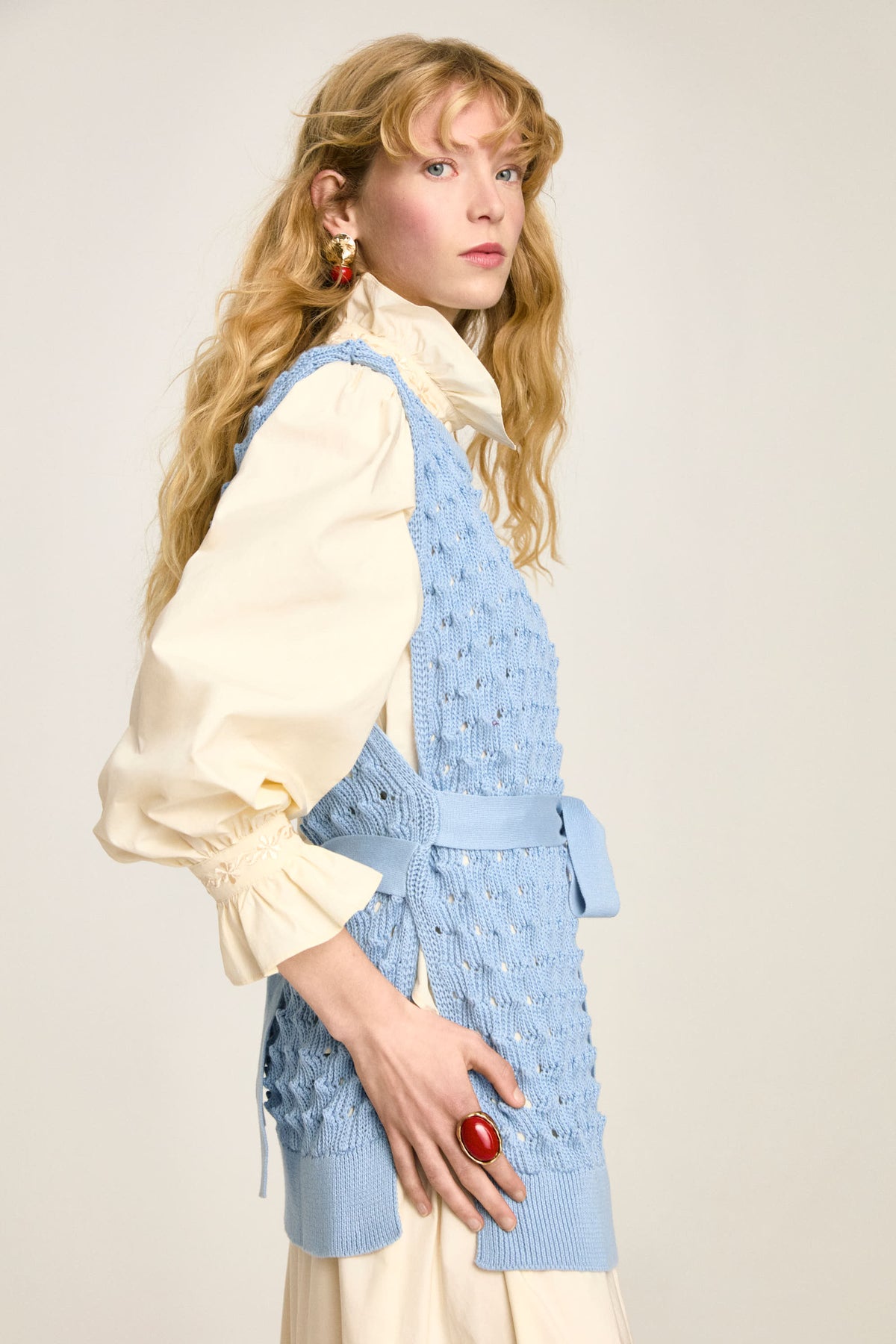Chemise Sibel Crema de profil sous le gilet Amparo Aria