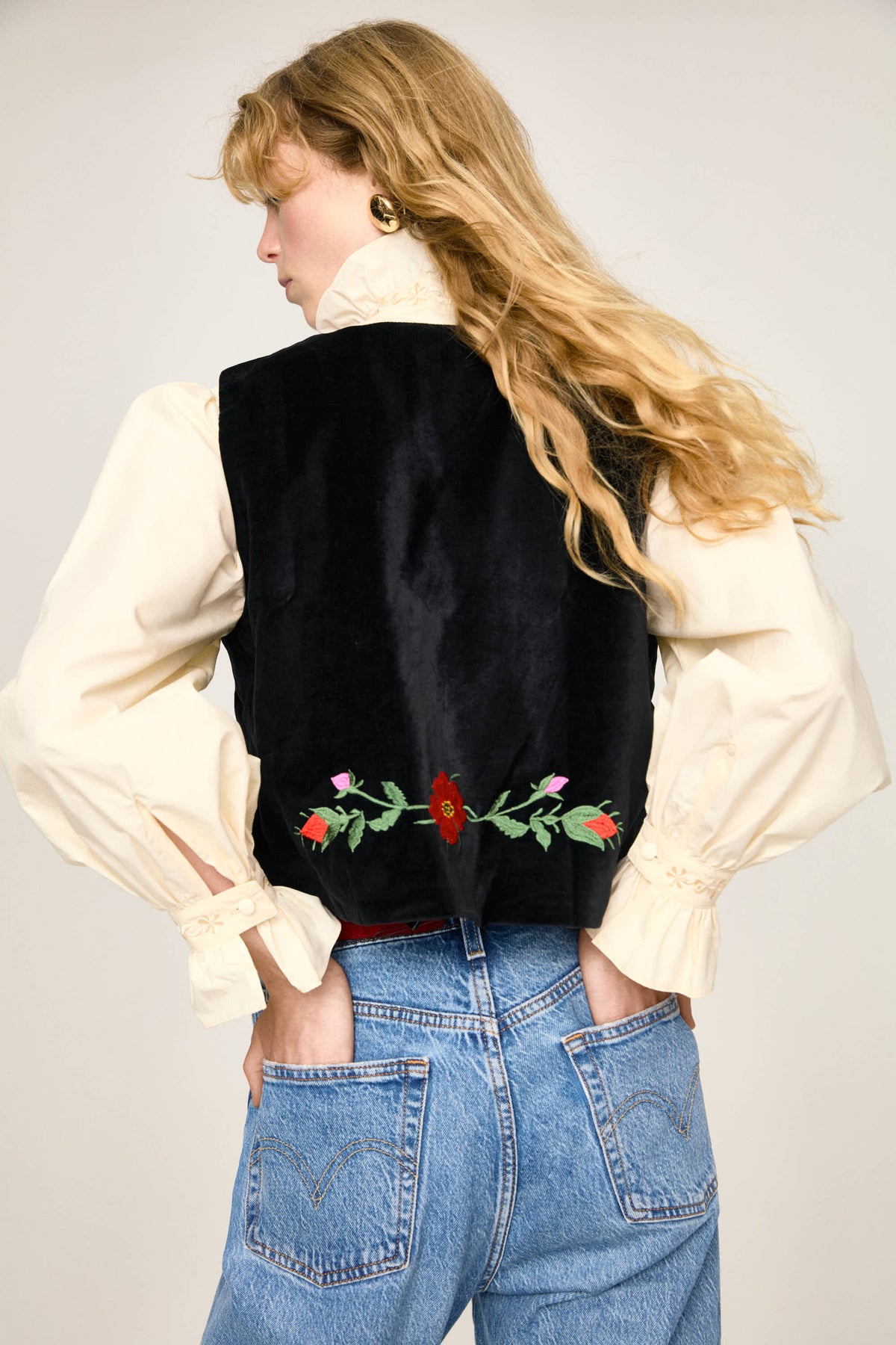 Chemise Sibel Crema vue de dos, manches bouffantes fermées au poignet par un volant