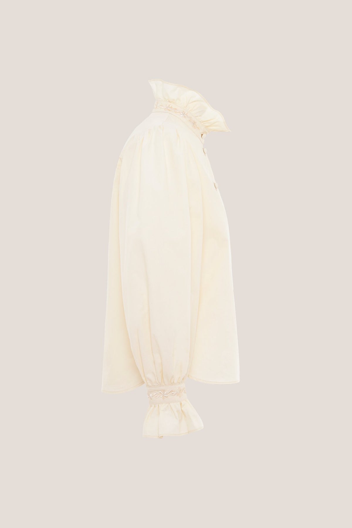 Chemise brodée à col montant Sibel Crema, de côté, sur fond neutre