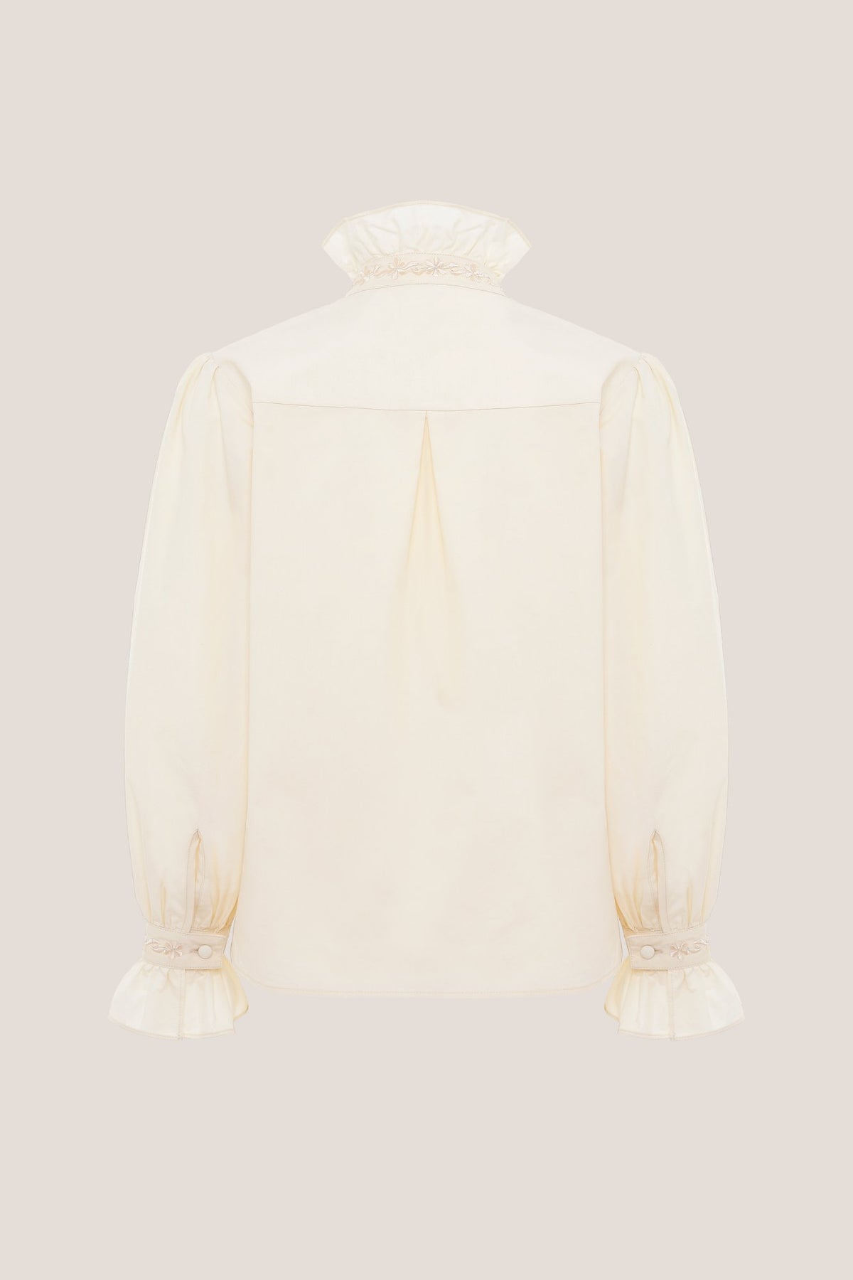 Chemise brodée à col montant Sibel Crema, dos, sur fond neutre