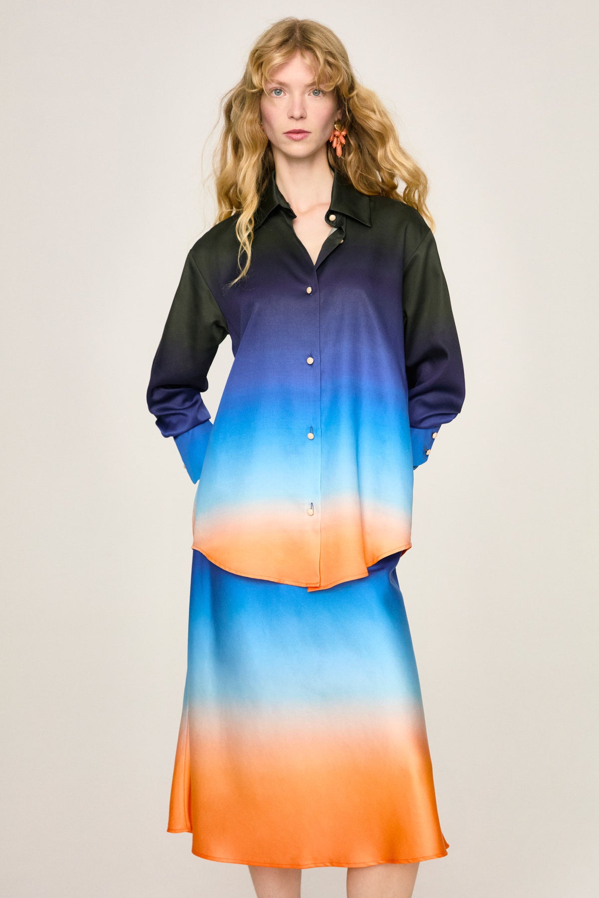 Camicia satinata sfumata dal blu all'arancio Luce Aria di Ika Jane