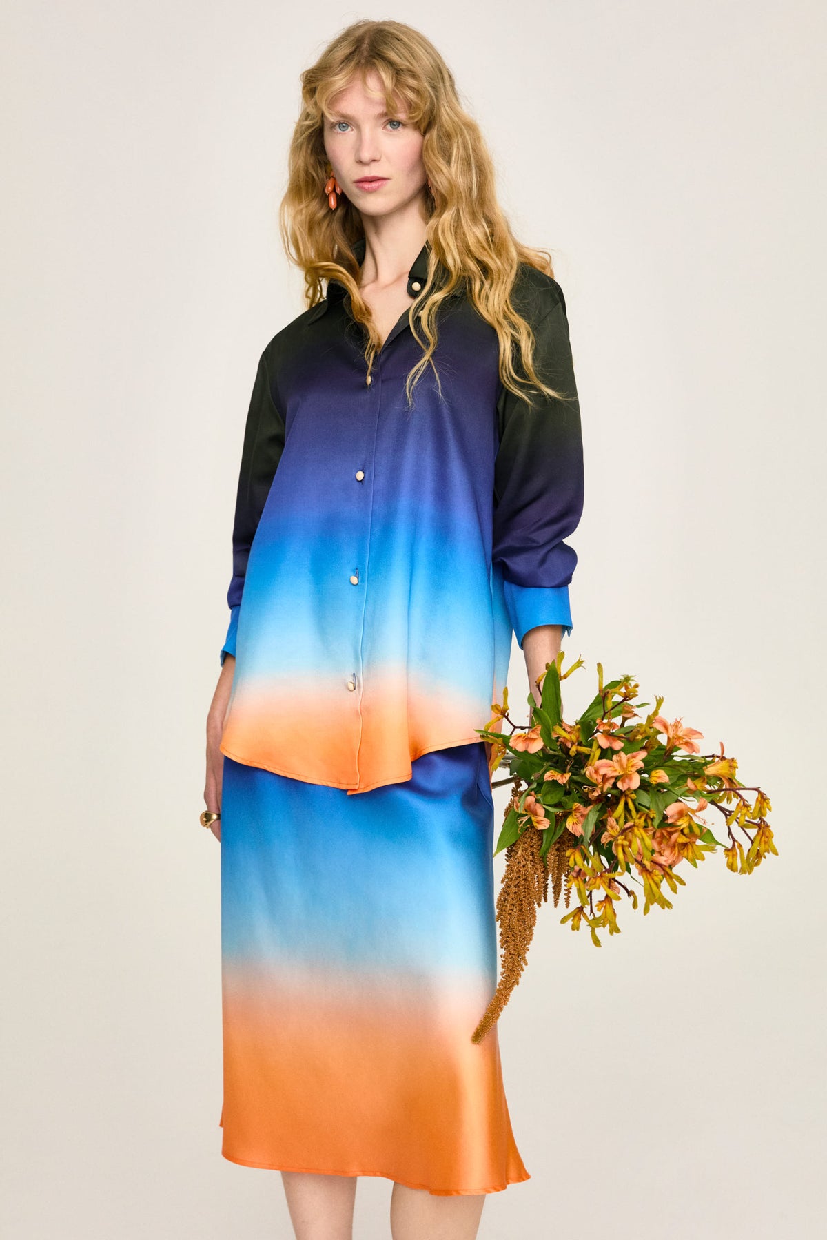 Camicia Luce Aria con un mazzo di fiori, in completo con la gonna Lola