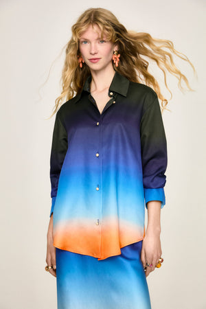 Chemise Luce Aria en plan taille, en dégradé du bleu de la nuit à l'orange