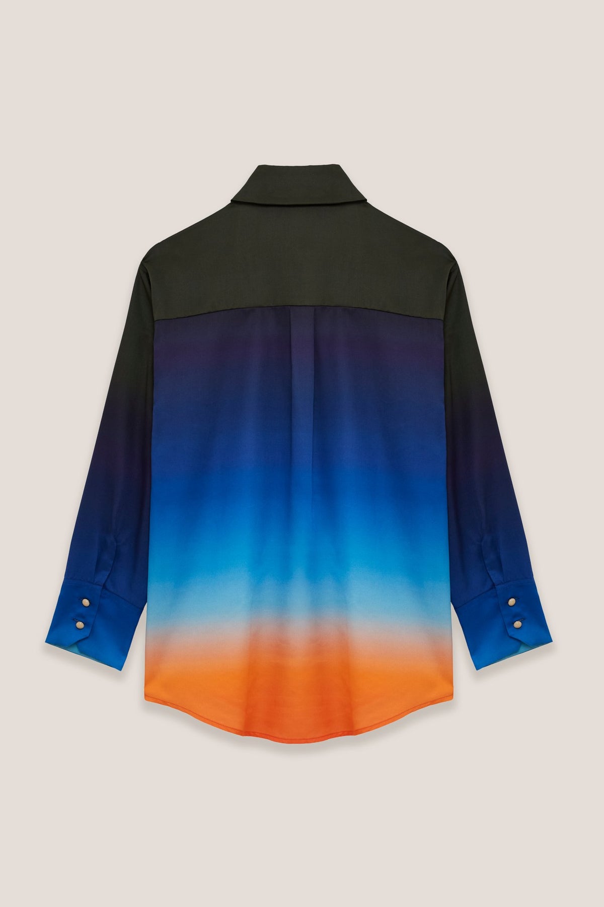 Camicia satinata Luce Aria, retro, su fondo neutro