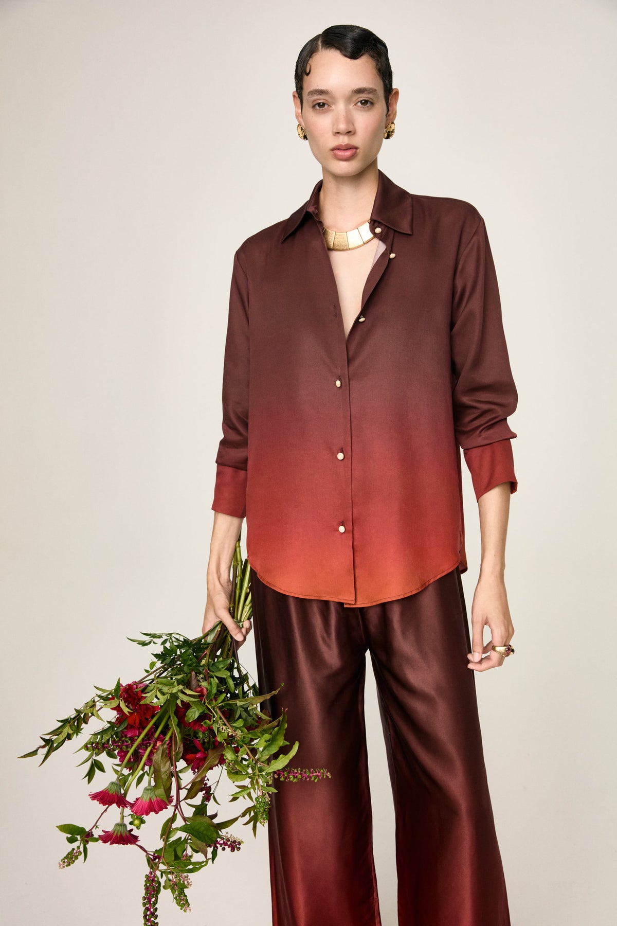 Camicia satinata sfumata dal bordeaux al rosso Luce Fuoco di Ika Jane