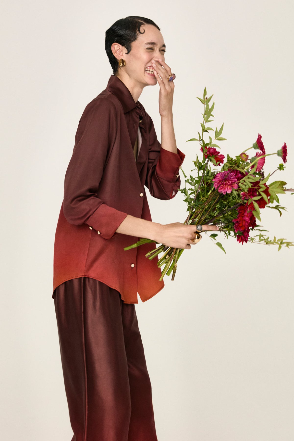 Camicia Luce Fuoco di profilo, con un mazzo di fiori