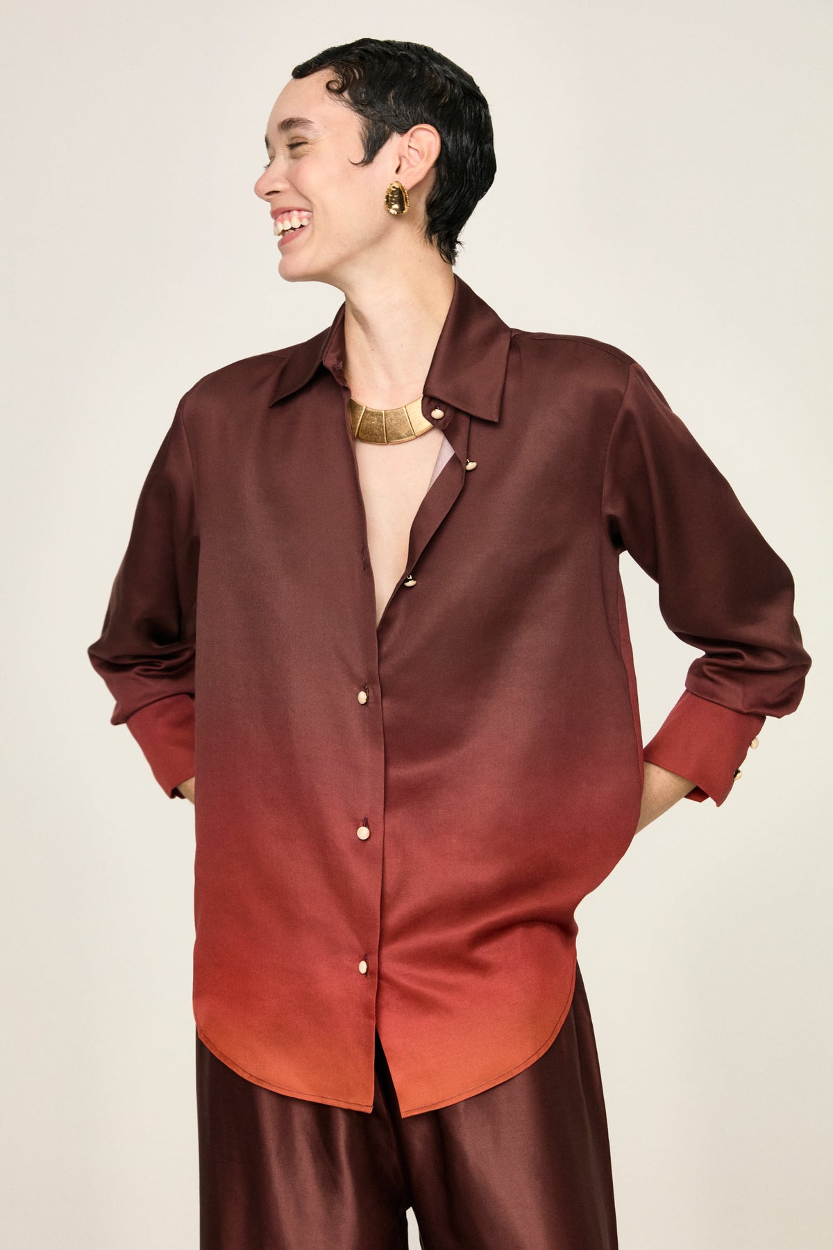 Camicia Luce Fuoco vista di tre quarti, con il pantalone Leto