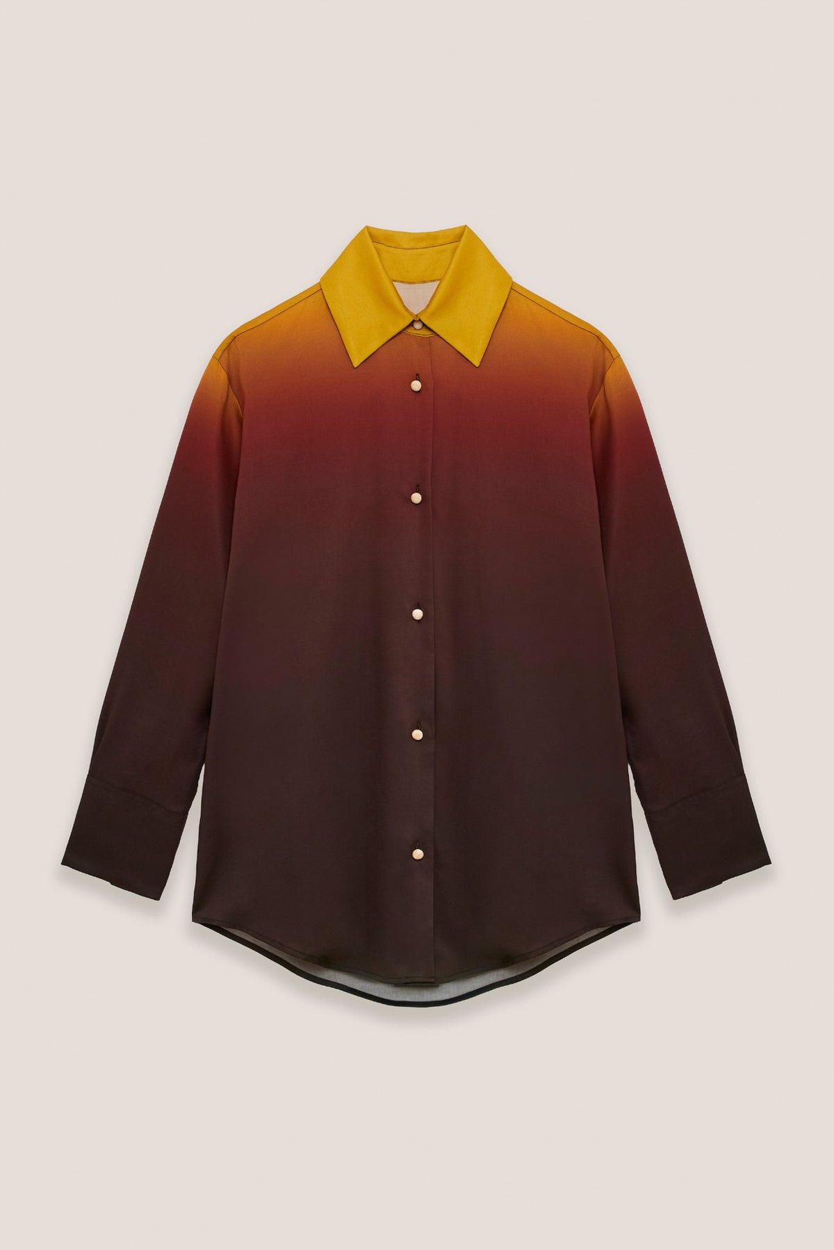 Camicia satinata Luce Terra vista da davanti, senza modella: collo oro e sfumatura dal ruggine al marrone