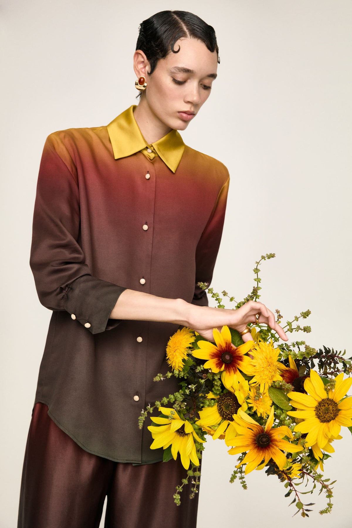 Camicia Luce Terra con un mazzo di girasoli