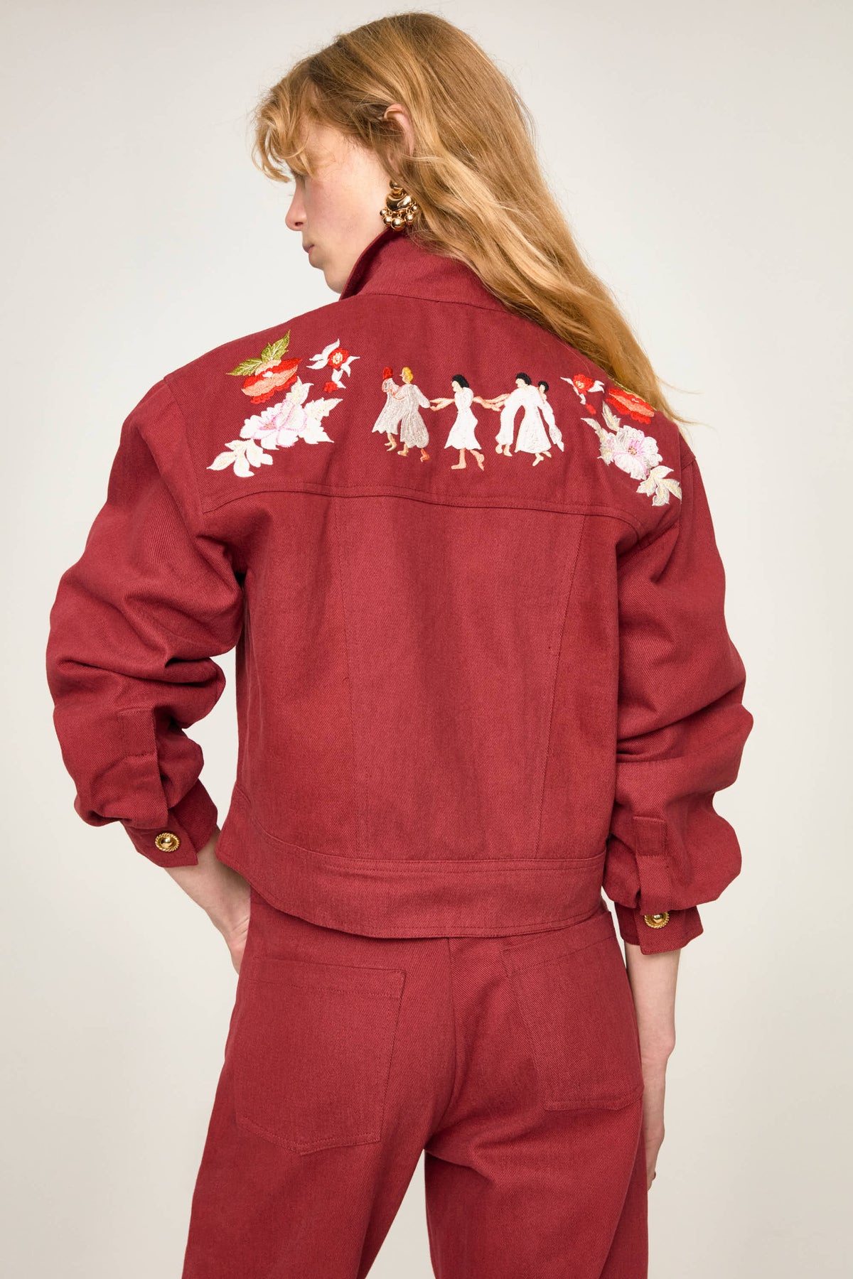 Giacca di jeans bordeaux ricamata a mano Loba Melograno di Ika Jane, vista dal retro