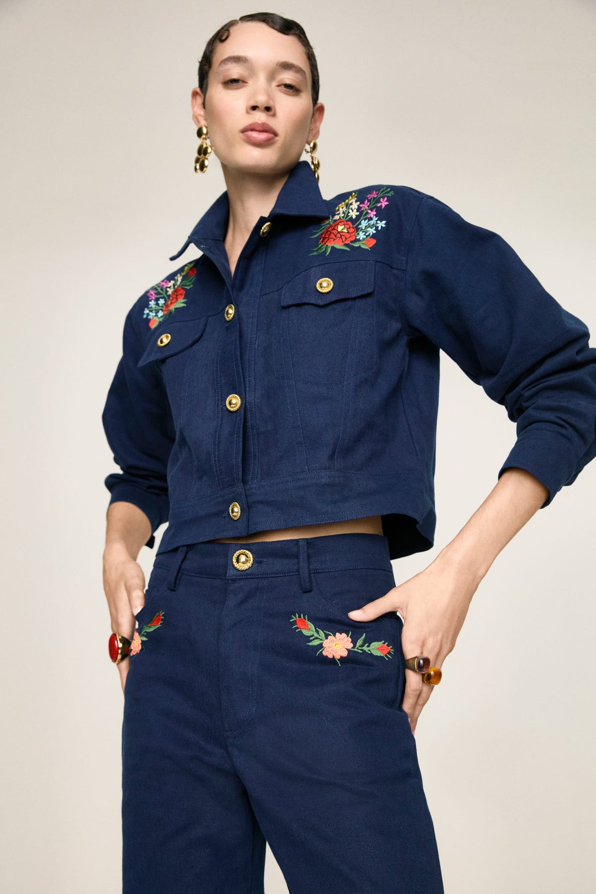 Giacca Loba Mirtillo in completo con il jeans Vuelo Mirtillo