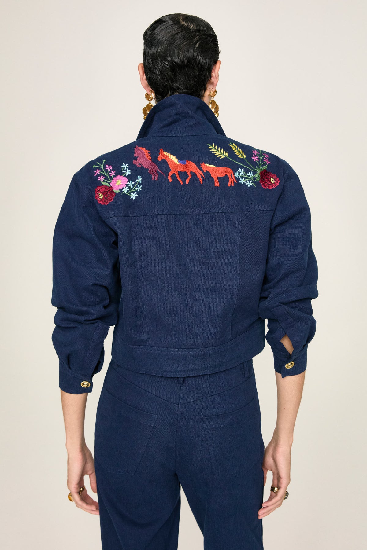 Giacca di jeans blu ricamata a mano Loba Mirtillo di Ika Jane, vista dal retro