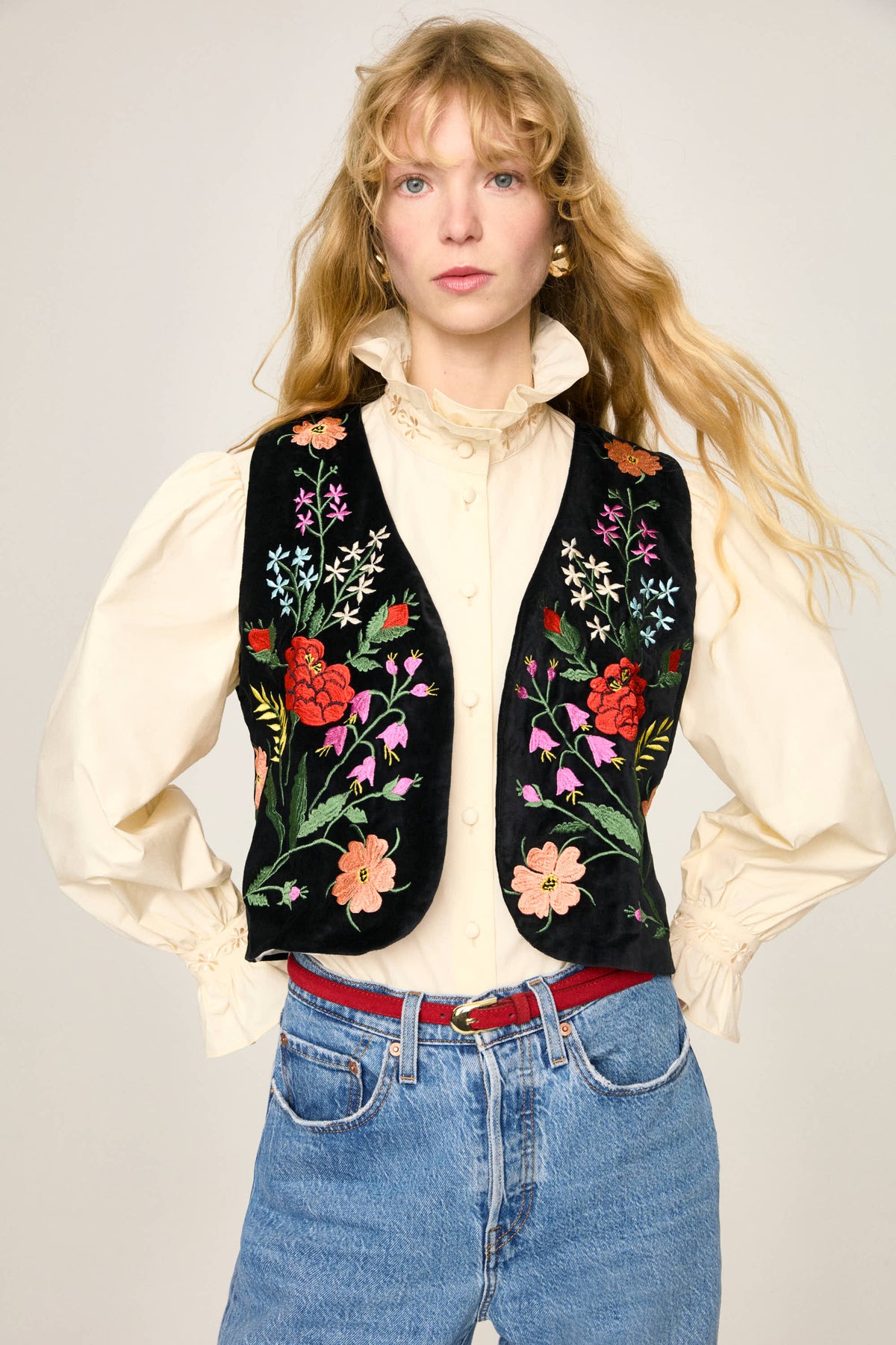Gilet Carmen Ebano porté ouvert sur la chemise, avec un jean