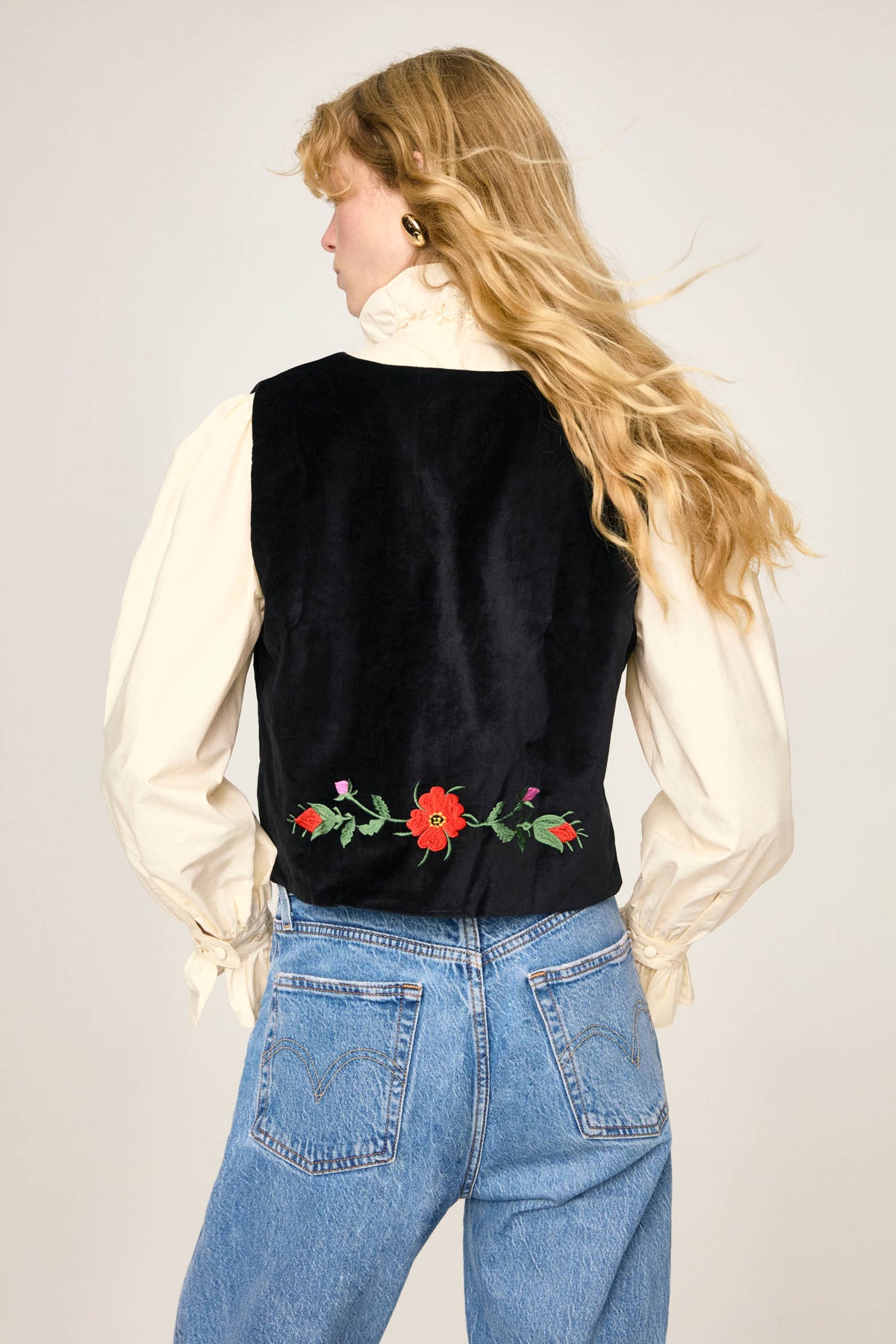 Gilet Carmen Ebano vu de dos, avec la branche fleurie brodée dans le dos