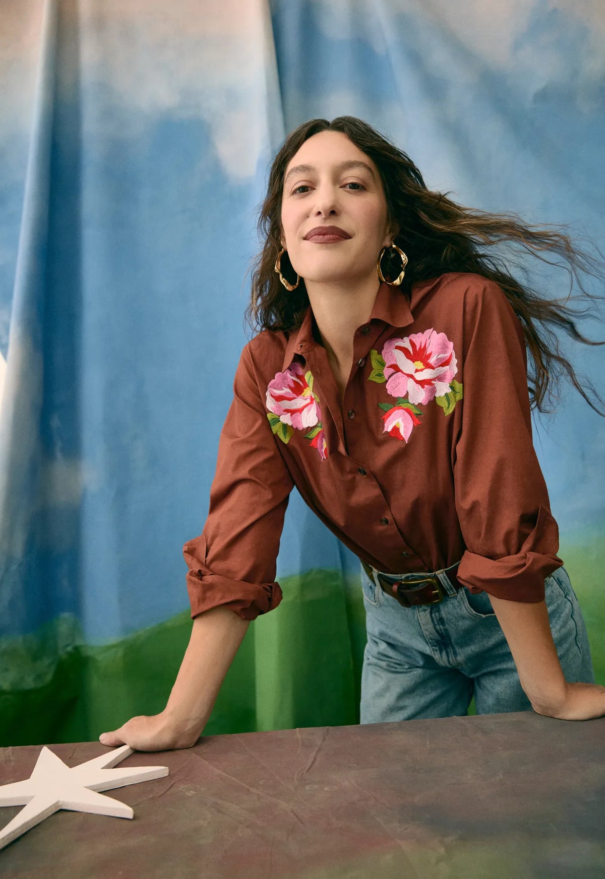 Elena Toscano, artiste et peintre, appuyée sur une table dans l'atelier