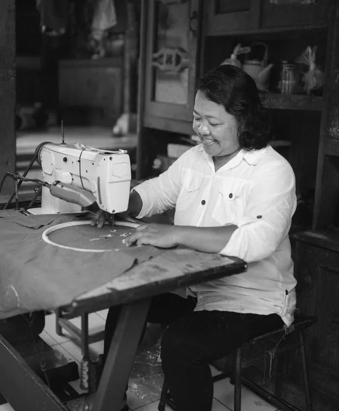 Ibu Dedek au travail dans son atelier de broderie