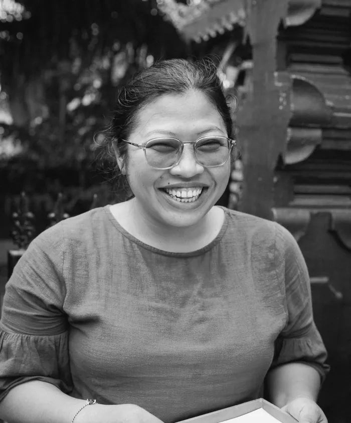 Ibu Komang, artisane des boutons en laiton