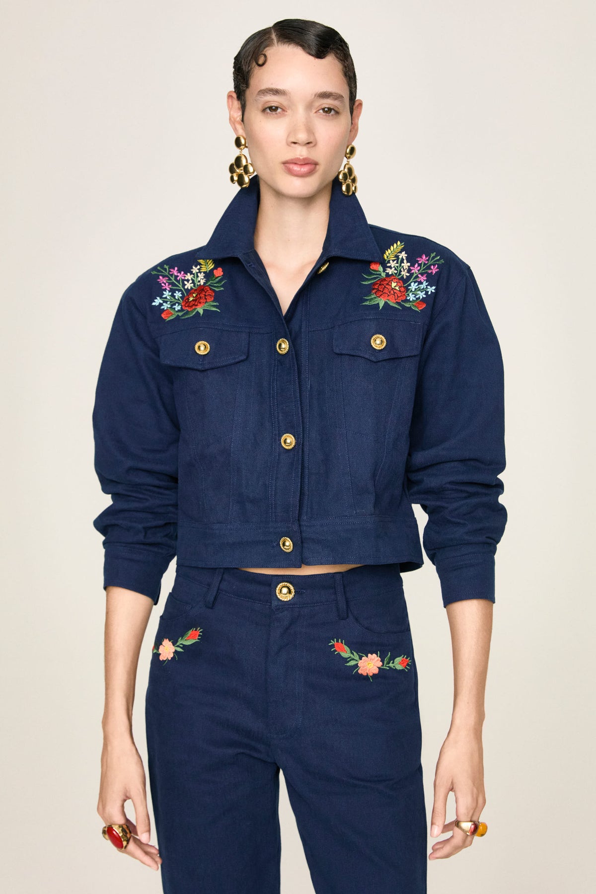 Jeans Vuelo Mirtillo in completo con la giacca Loba Mirtillo