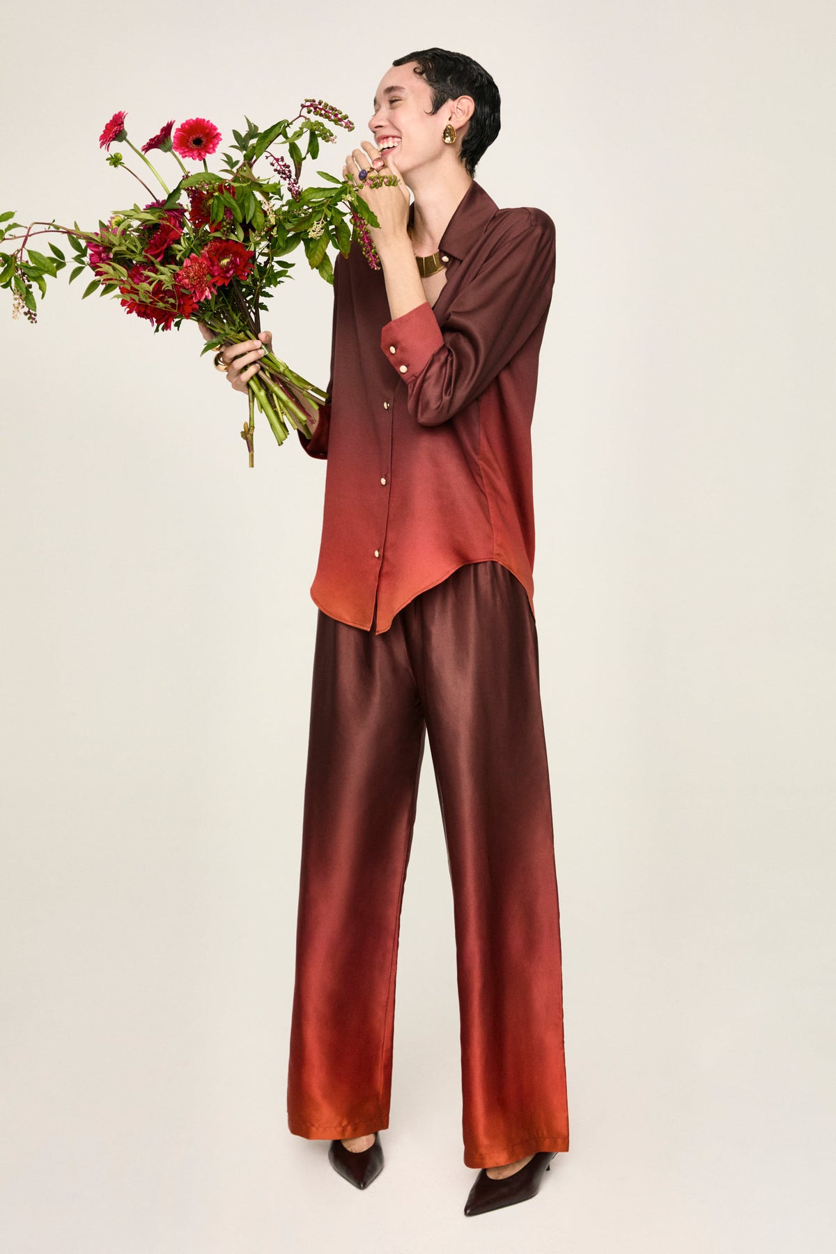 Pantalone palazzo satinato sfumato dal bordeaux al rosso Leto Fuoco di Ika Jane