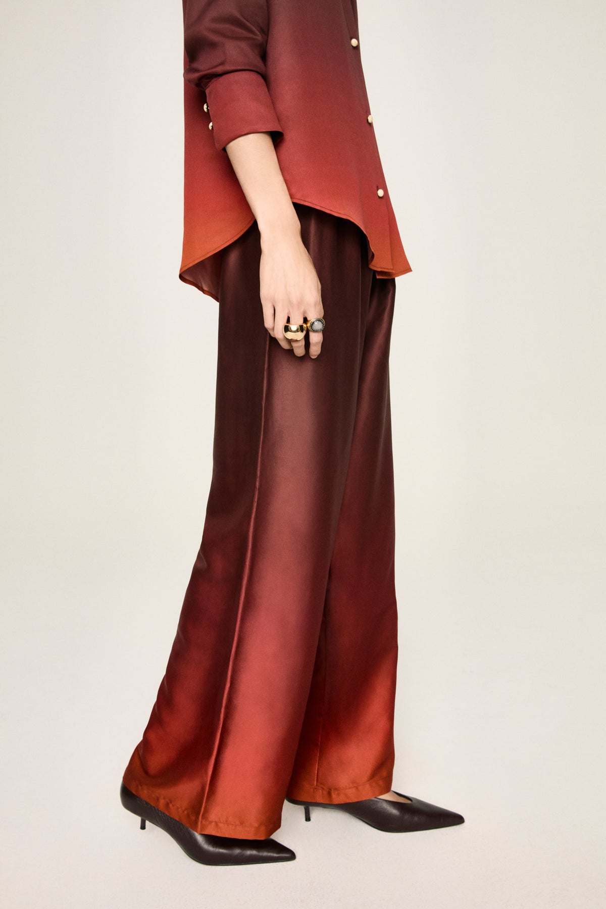 Leto Fuoco trousers in profile: the wide leg falls softly down to the shoes