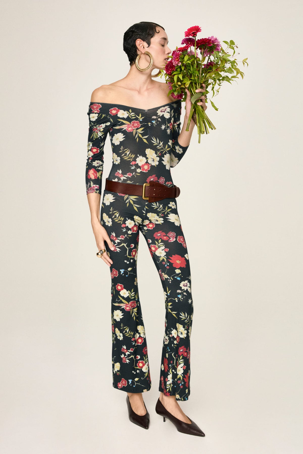 Pantalone a zampa con stampa a fiori su fondo nero Alizée di Ika Jane