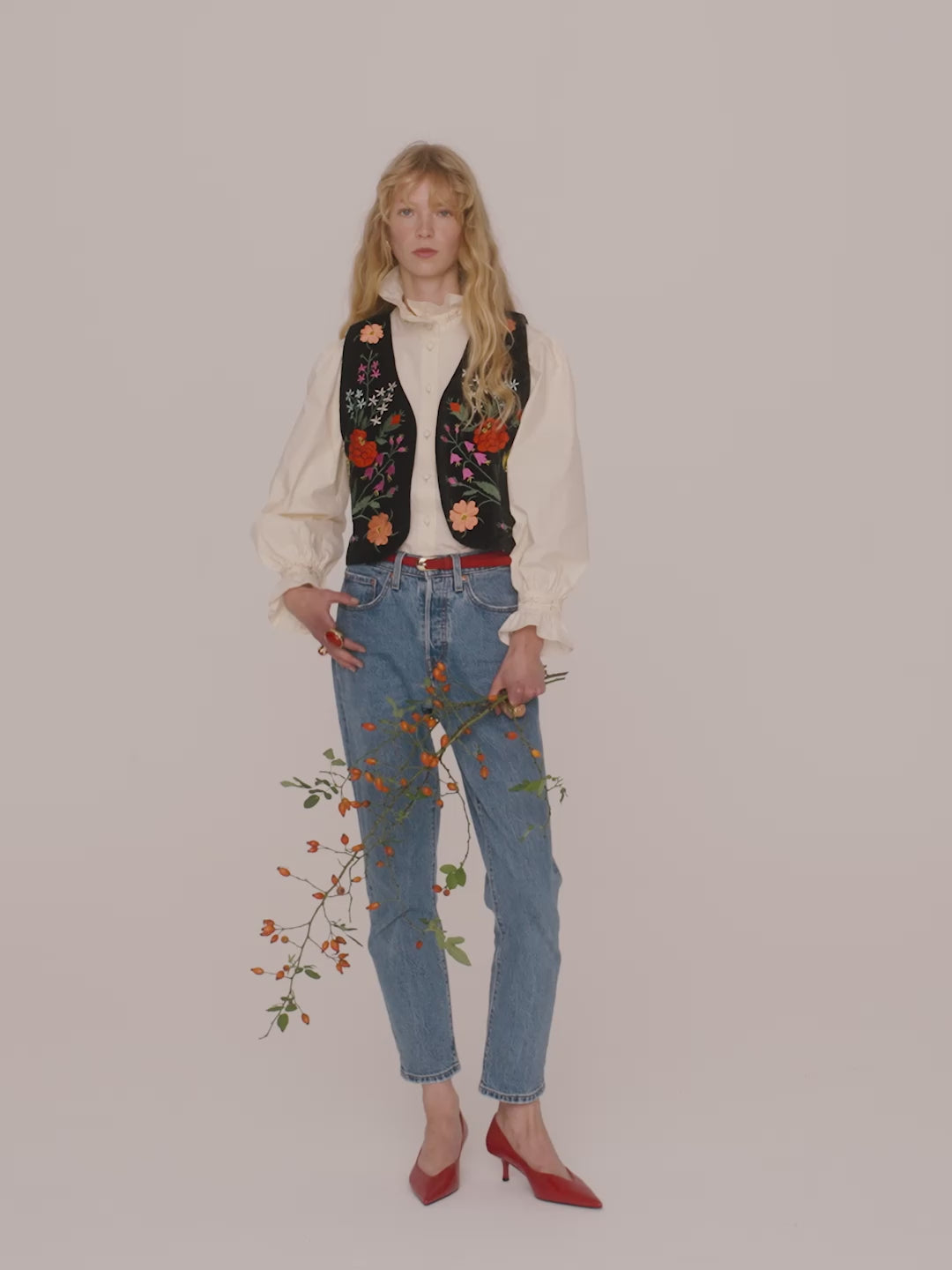 Video della camicia a collo alto ricamata Sibel Crema indossata con il gilet Carmen e i jeans